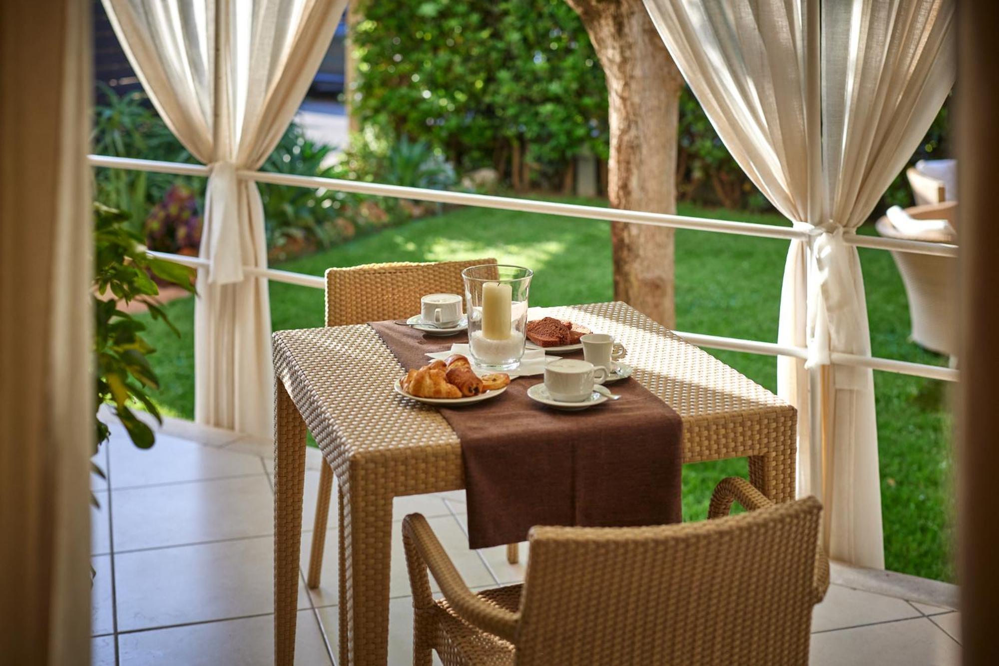 Hotel Crystal Марина-ді-П'єтразанта Екстер'єр фото