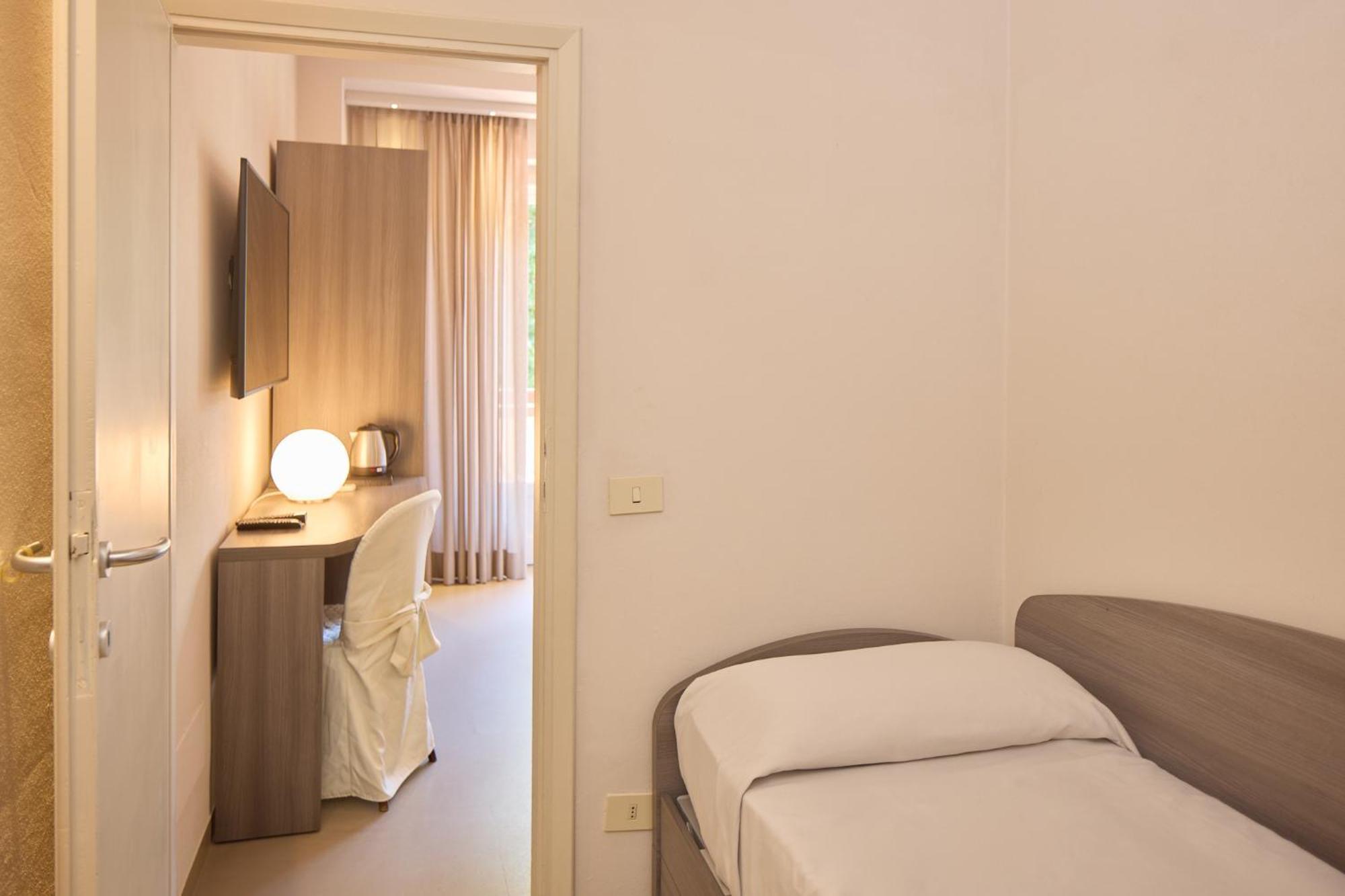 Hotel Crystal Марина-ді-П'єтразанта Екстер'єр фото
