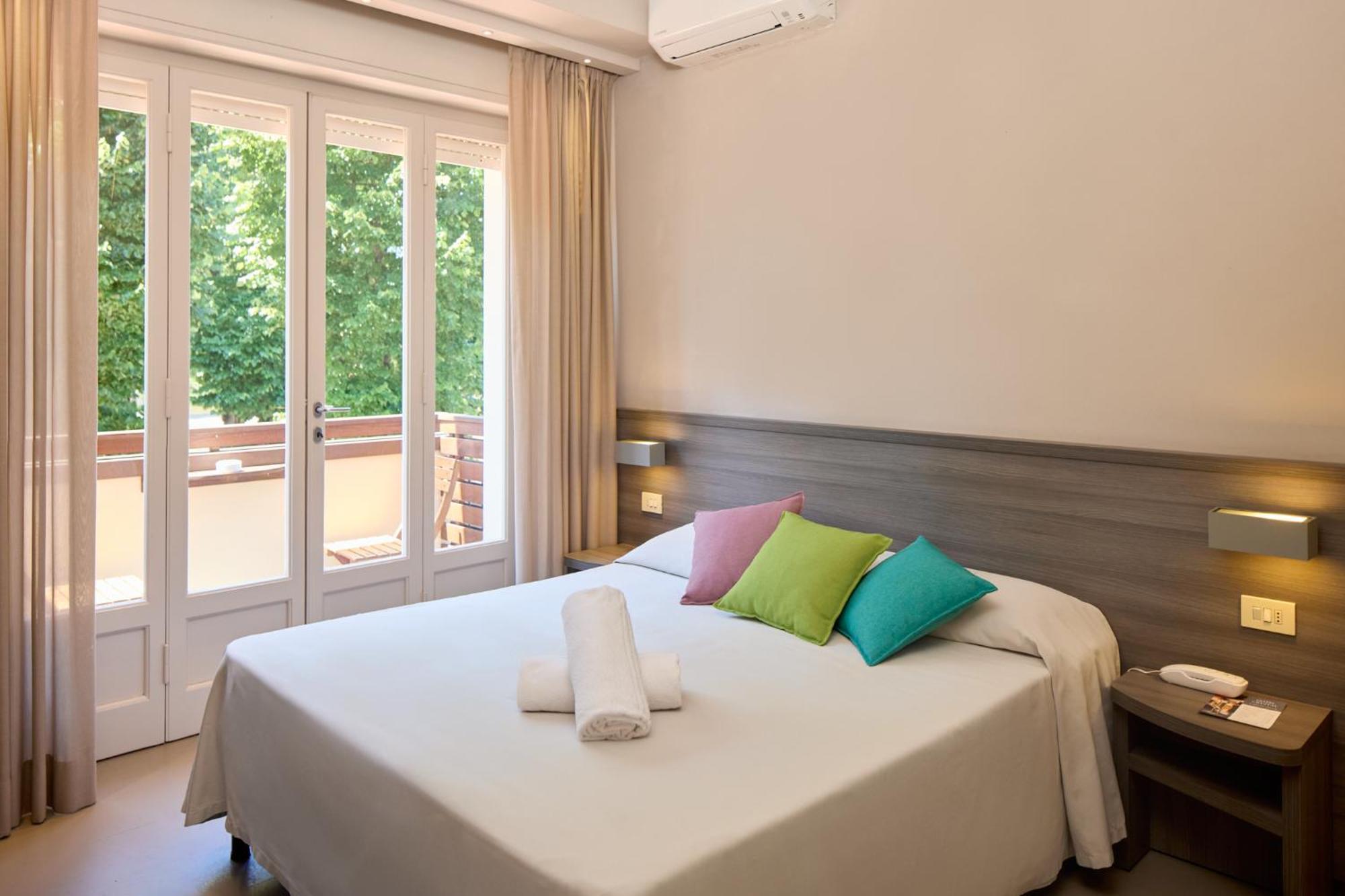 Hotel Crystal Марина-ді-П'єтразанта Екстер'єр фото