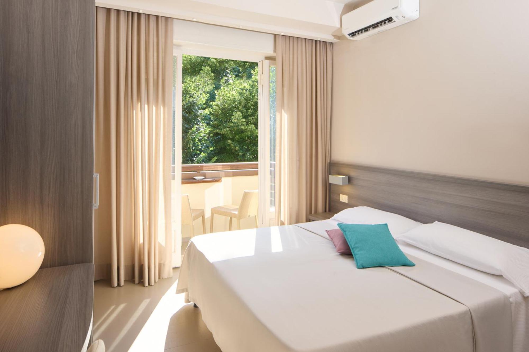 Hotel Crystal Марина-ді-П'єтразанта Екстер'єр фото