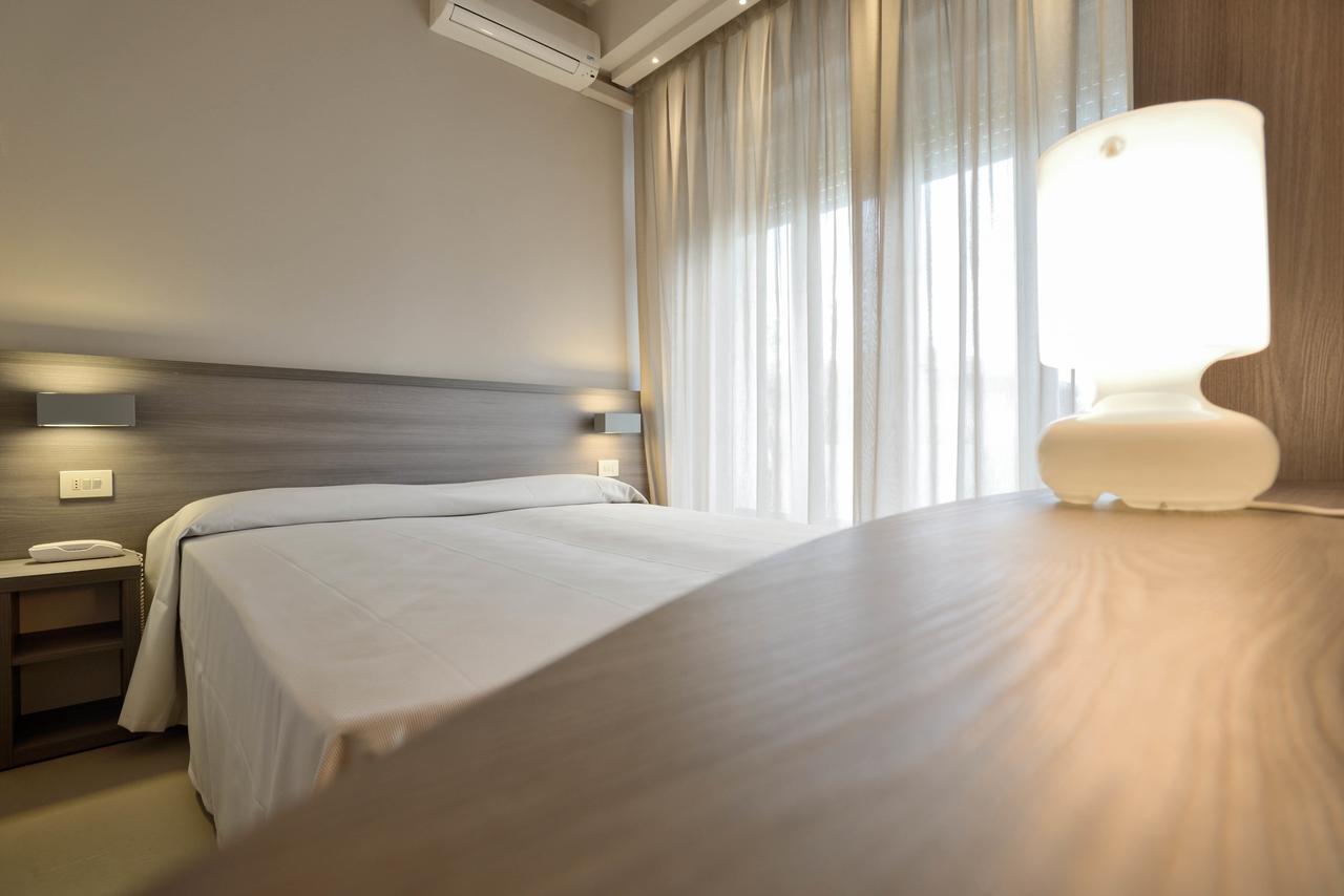 Hotel Crystal Марина-ді-П'єтразанта Екстер'єр фото