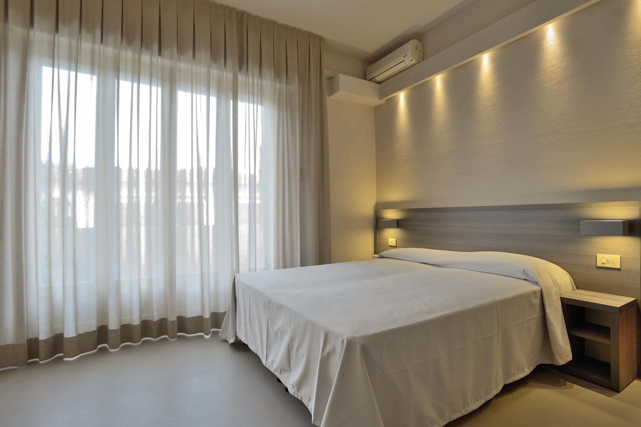Hotel Crystal Марина-ді-П'єтразанта Екстер'єр фото