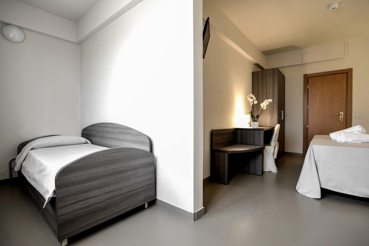 Hotel Crystal Марина-ді-П'єтразанта Екстер'єр фото