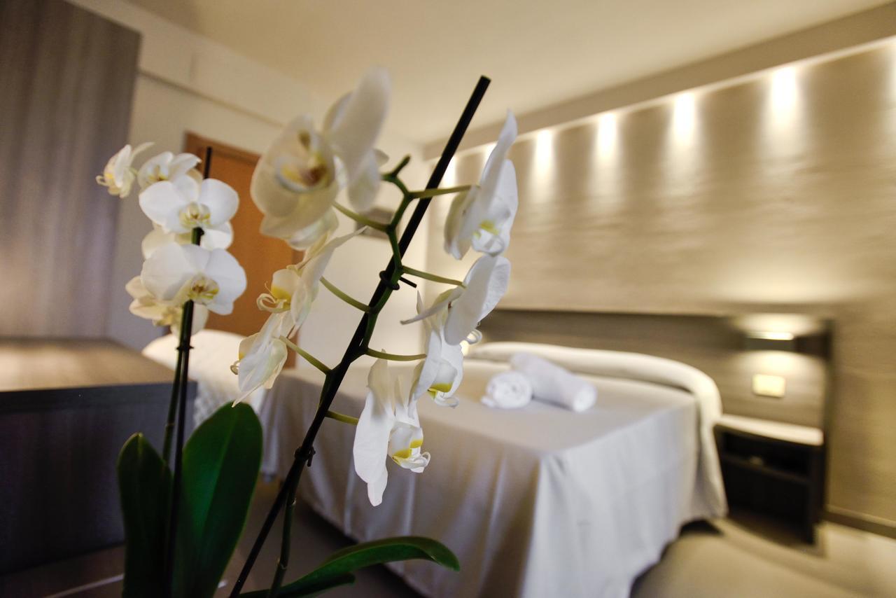 Hotel Crystal Марина-ді-П'єтразанта Екстер'єр фото