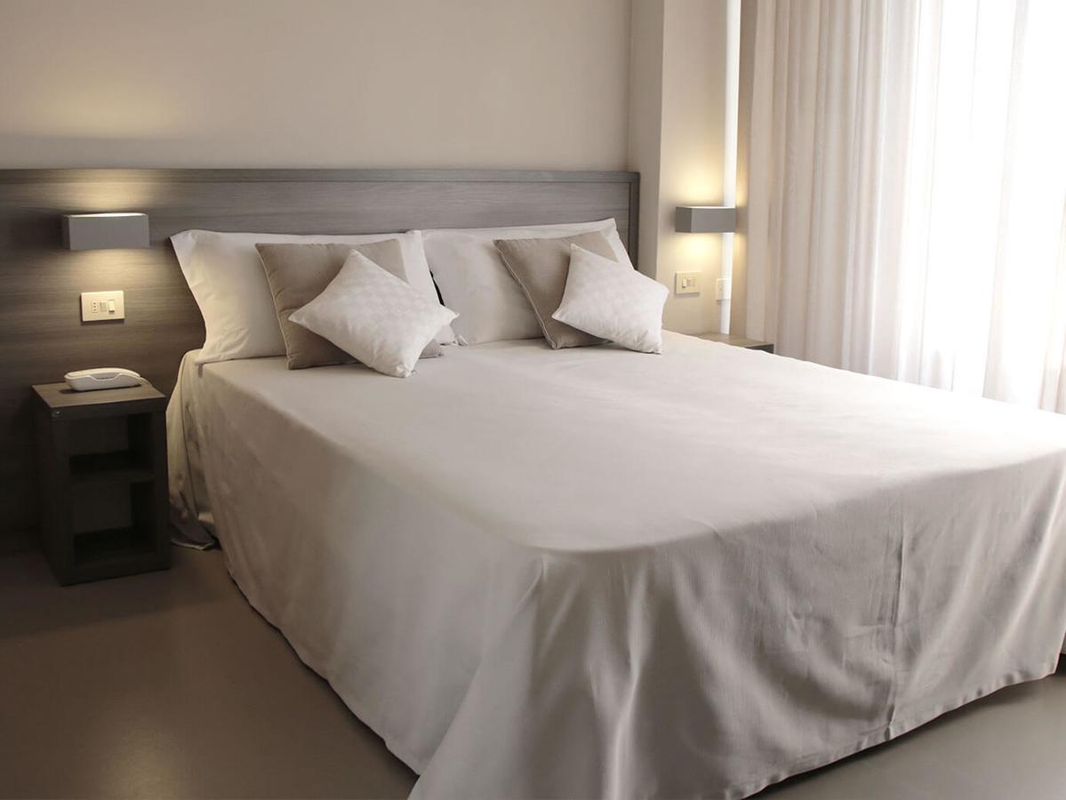Hotel Crystal Марина-ді-П'єтразанта Екстер'єр фото