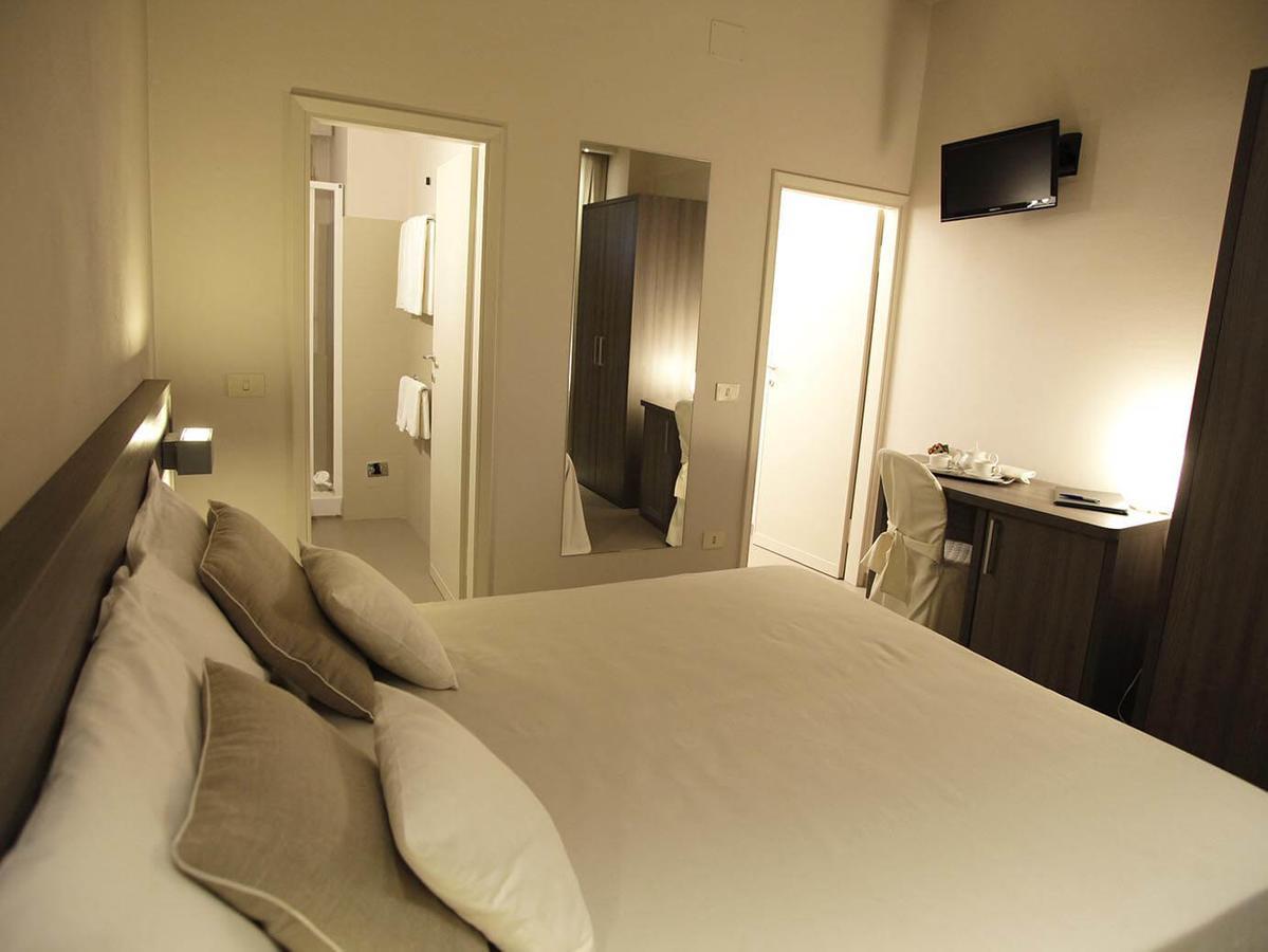 Hotel Crystal Марина-ді-П'єтразанта Екстер'єр фото