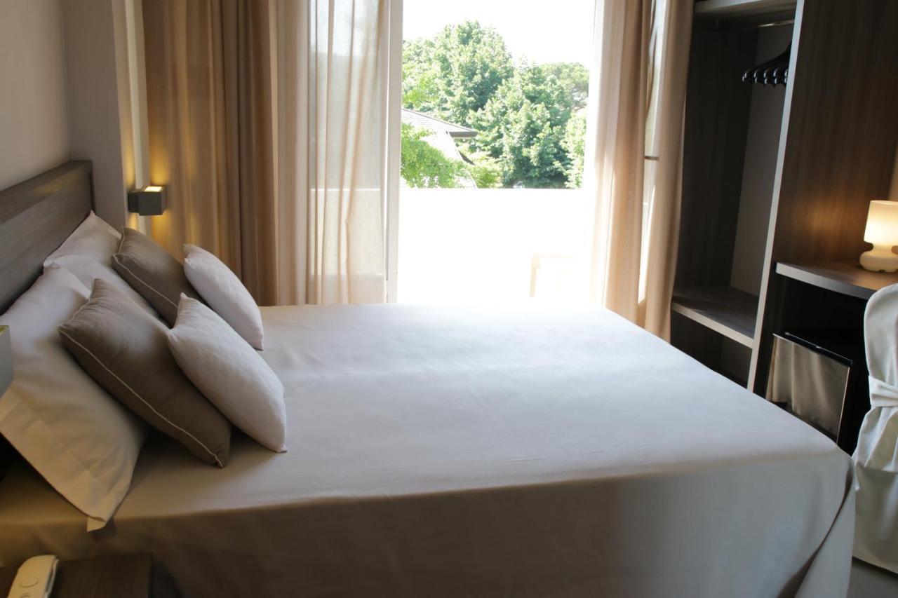 Hotel Crystal Марина-ді-П'єтразанта Екстер'єр фото