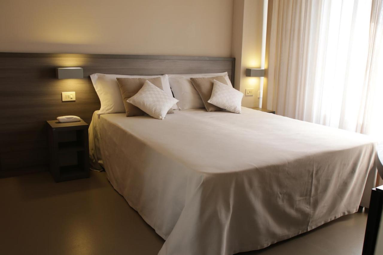 Hotel Crystal Марина-ді-П'єтразанта Екстер'єр фото