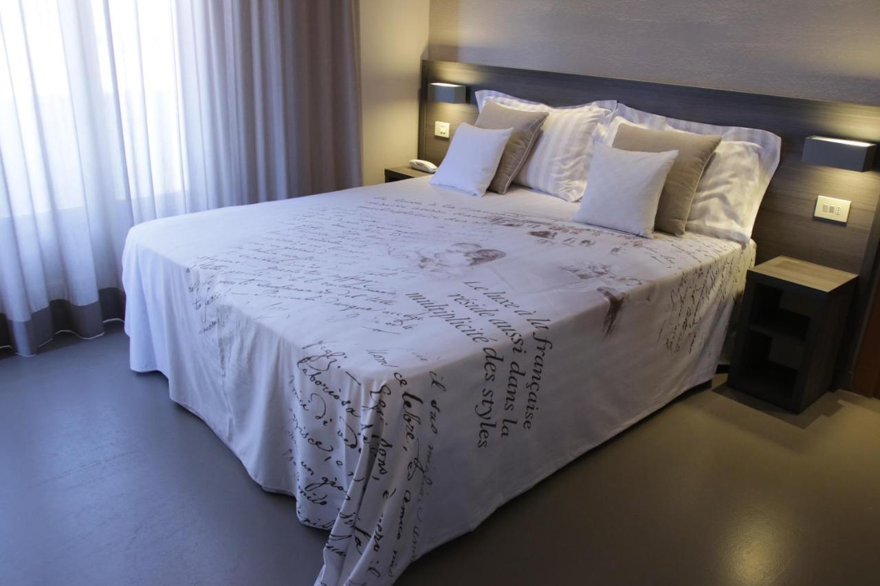 Hotel Crystal Марина-ді-П'єтразанта Екстер'єр фото
